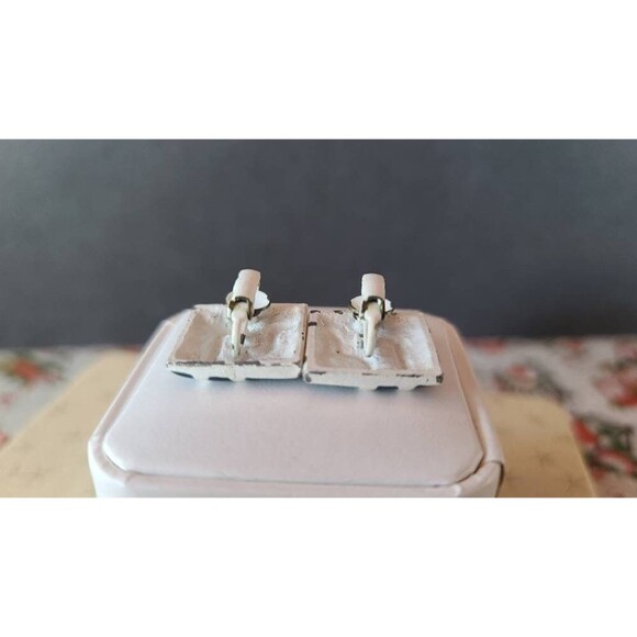 Vintage Blue and White Clip-ons Earrings - Picture 6 of 10